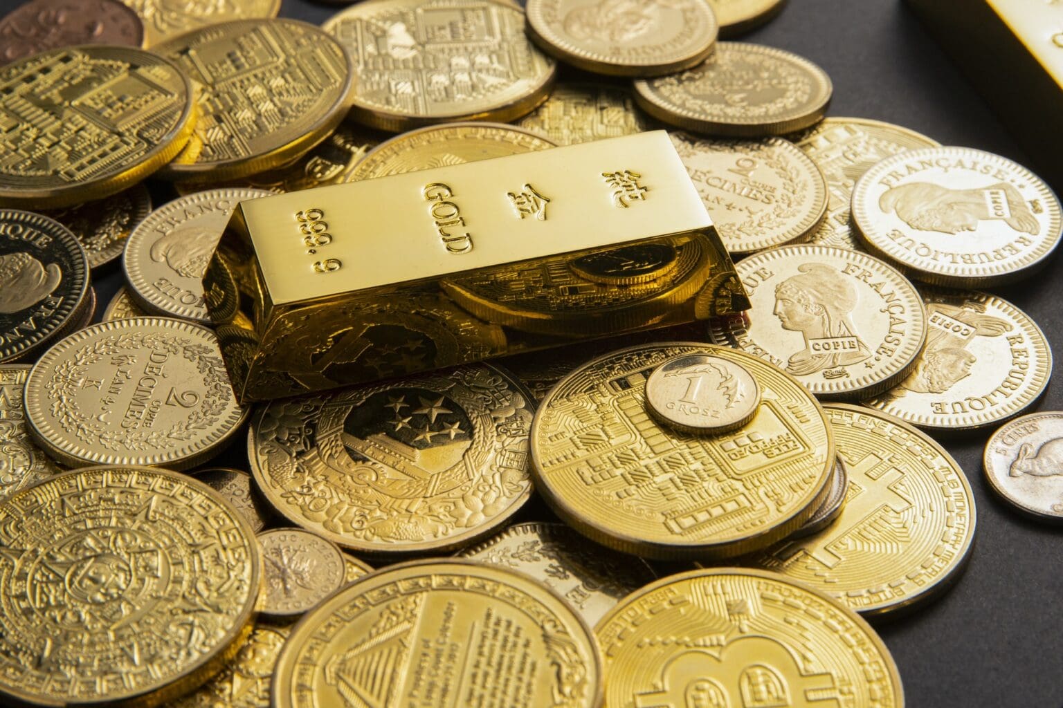 Comparative Analysis: Gold Investment vs. Traditional Assets